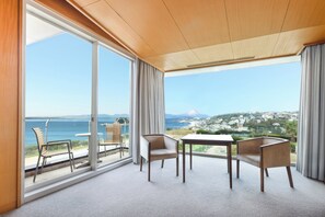 Premium bedding, in-room safe, desk, iron/ironing board