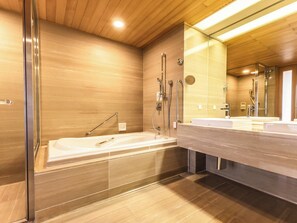 Articles de toilette (gratuits), séchoir à cheveux, pantoufles, bidet