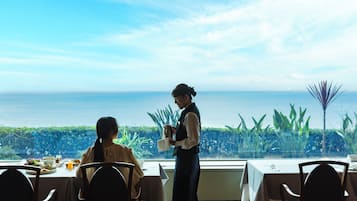 Daily buffet breakfast (JPY 4294 per person)