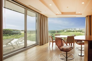 Suite, Nichtraucher (Room A) | Wohnbereich | LCD-Fernseher