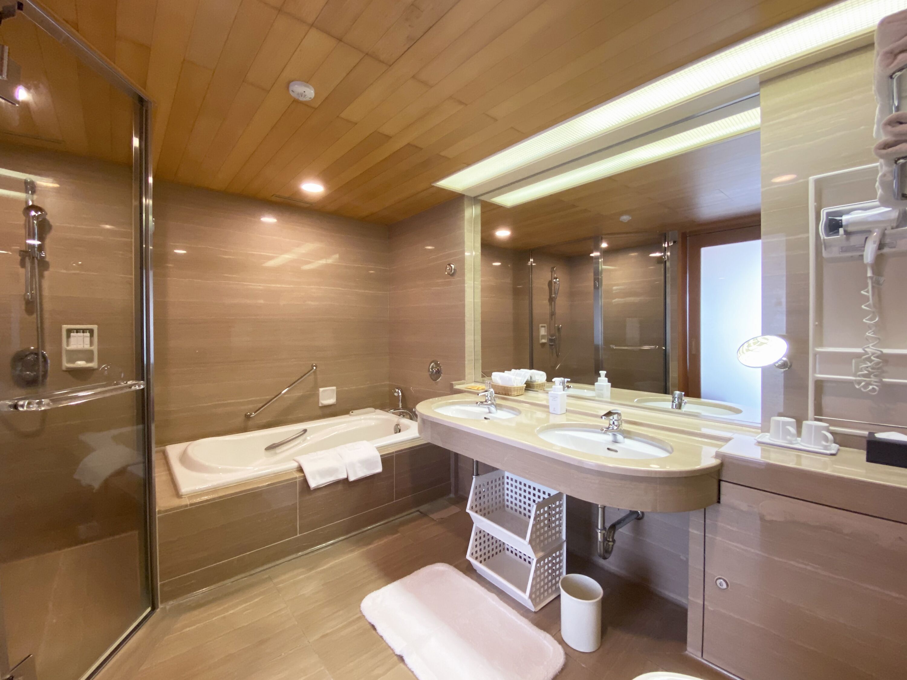 suite room a, non smoking | bathroom | free toiletries, hair dryer, slippers, bidet