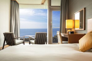 Premium bedding, in-room safe, desk, iron/ironing board