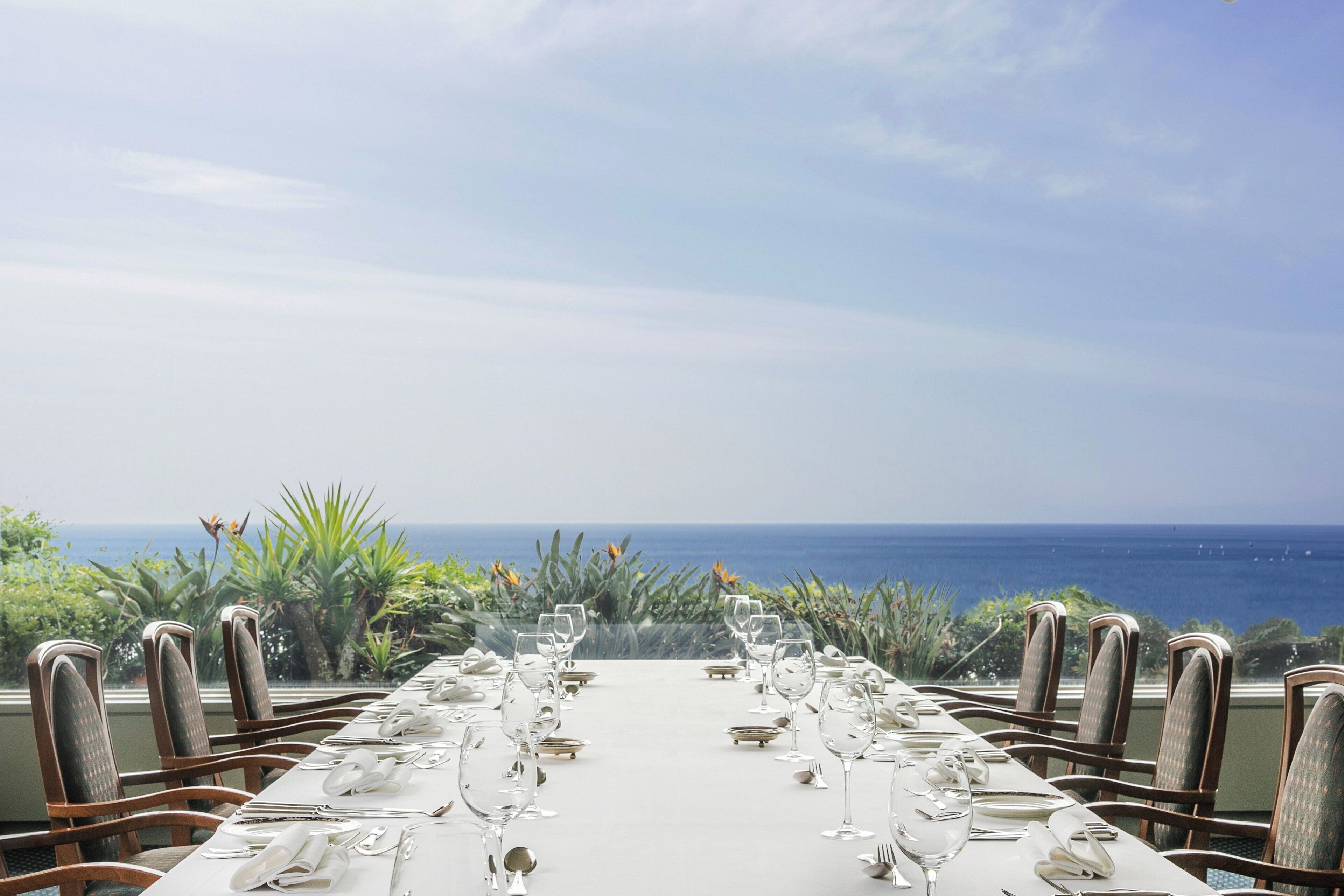 2 restauranter; serverer morgenmad, frokost, aftensmad og franske retter