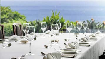 2 restaurants servant le petit déjeuner, le déjeuner et le dîner