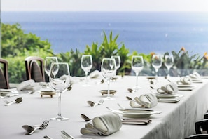 2 restaurants servant le petit déjeuner, le déjeuner et le dîner