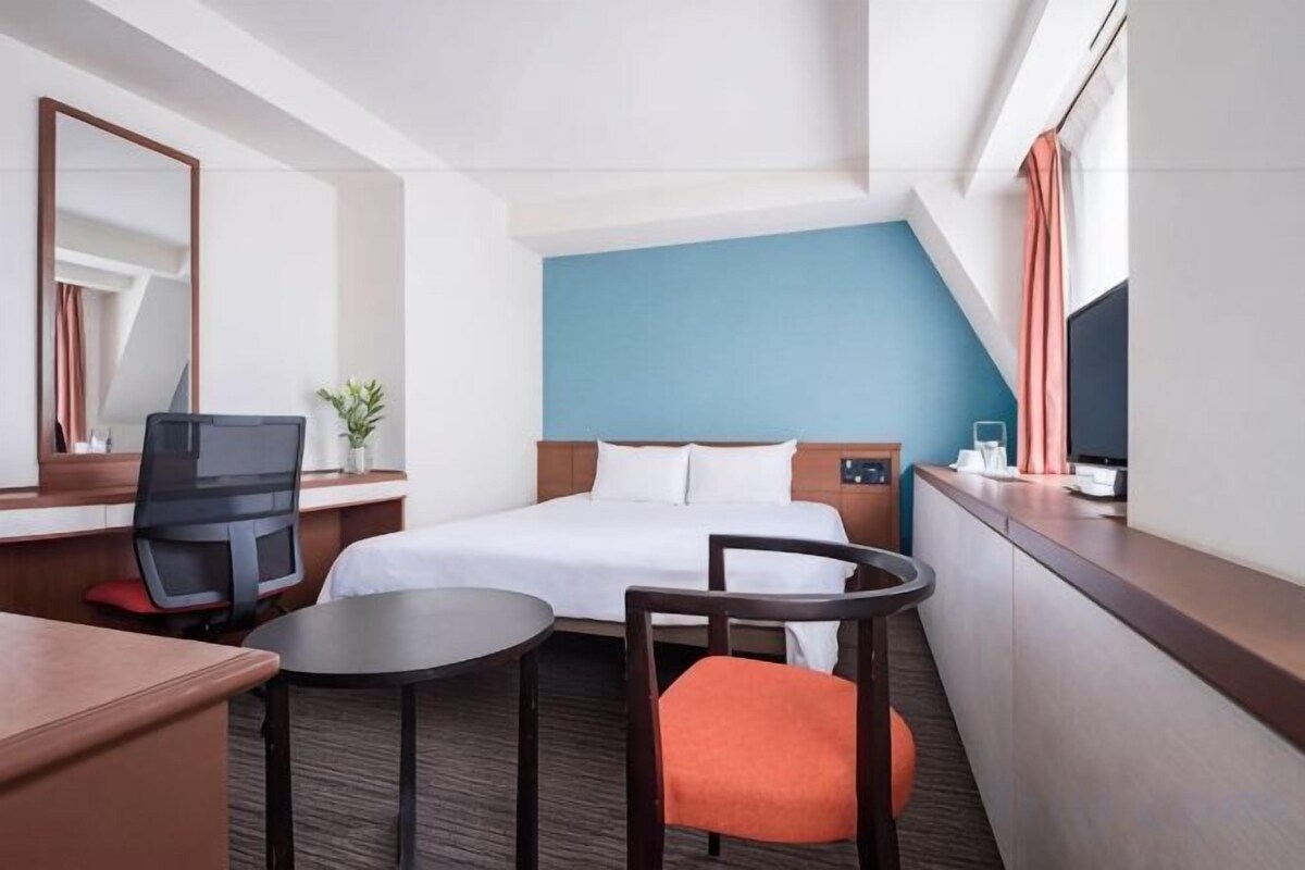 Escritorio, wifi gratis, ropa de cama