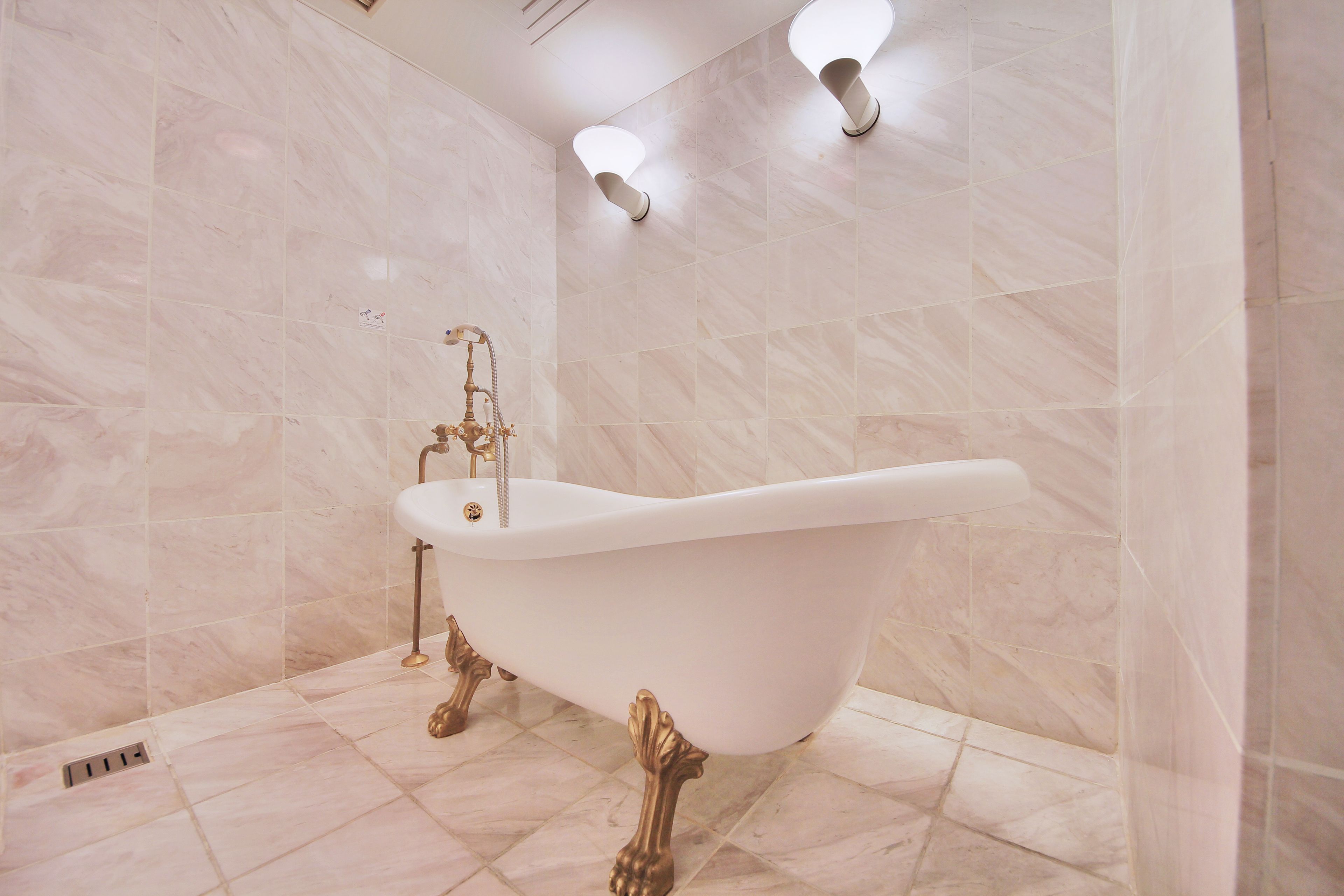 combined shower/bathtub, free toiletries, hair dryer, slippers