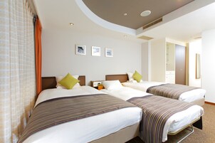 セーフティボックス (室内)、デスク、遮光カーテン、アイロン / アイロン台