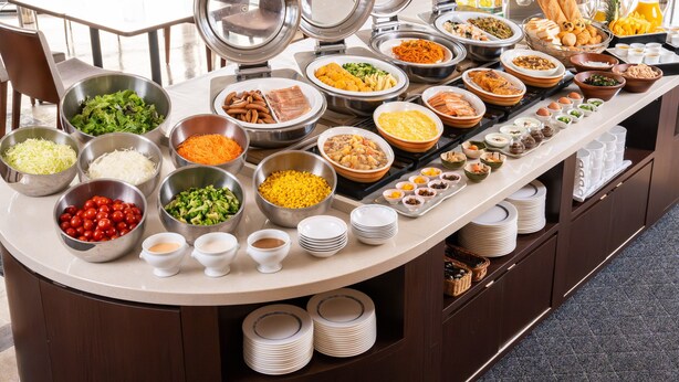 Un buffet proposant une variété de plats et d'accompagnements.