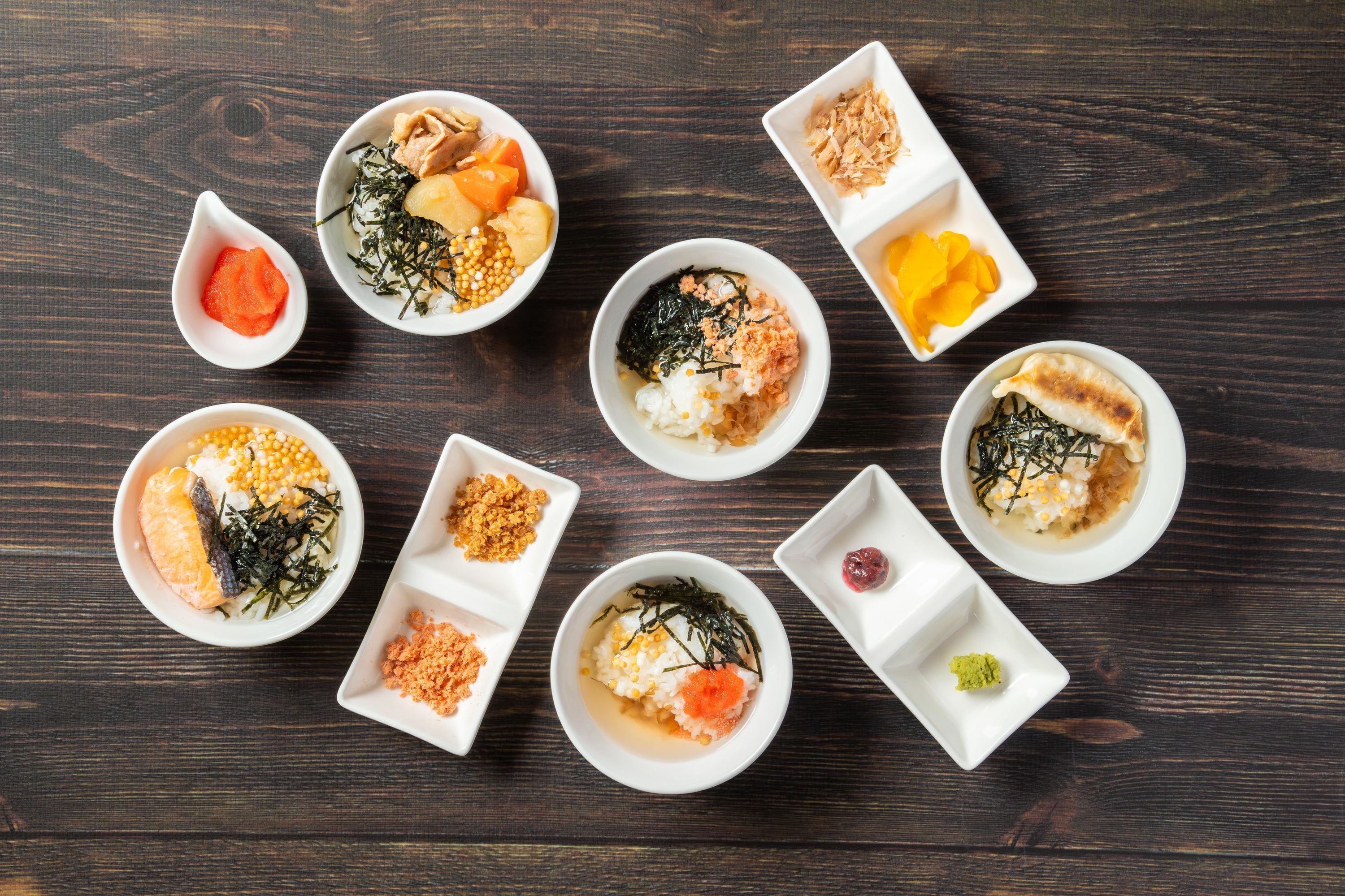 Une variété de plats japonais disposés sur une table en bois.