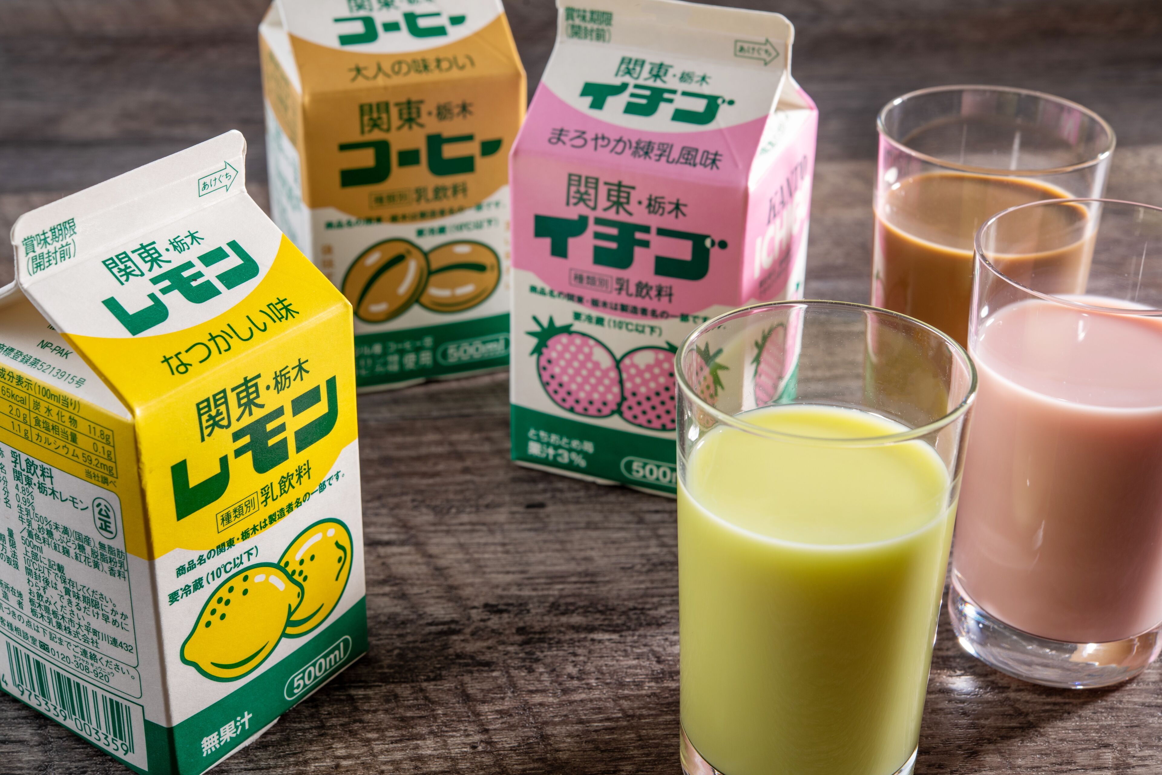 Cajas de jugo de limón y un vaso de jugo de limón.