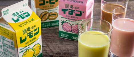 Cajas de jugo de limón y un vaso de jugo de limón.