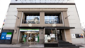 L'hôtel Mystays Utsunomiya se trouve juste au-dessus d'un magasin FamilyMart.