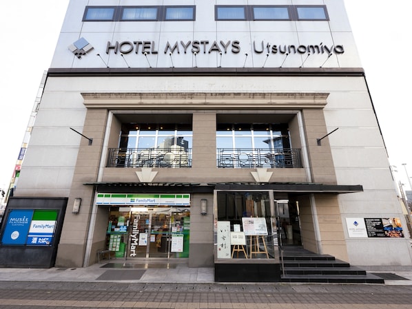 Hotel Mystays Utsunomiya with a FamilyMart store below. - Hotel MyStays Utsunomiya (Utsunomiya)