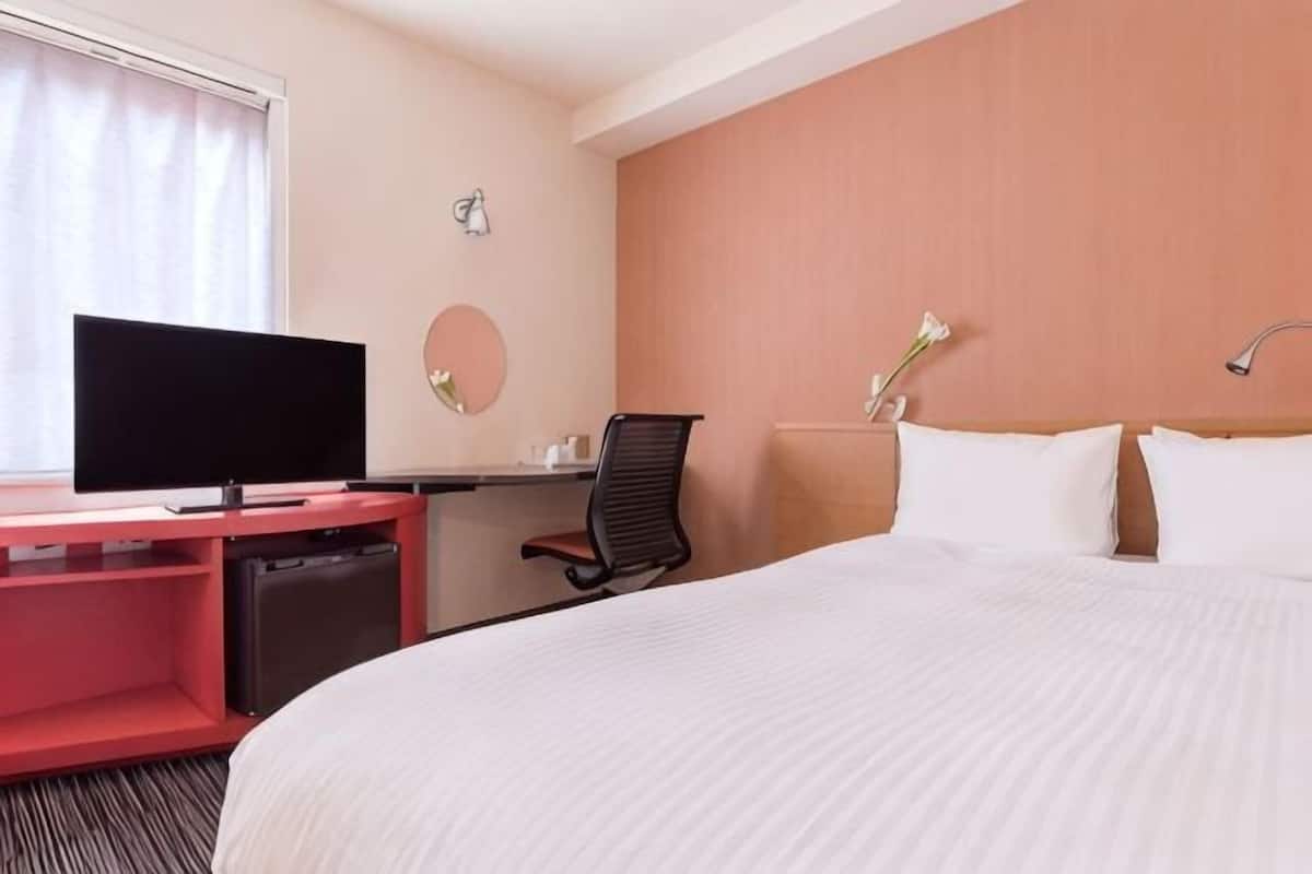 Desk, blackout curtains, free WiFi, bed sheets