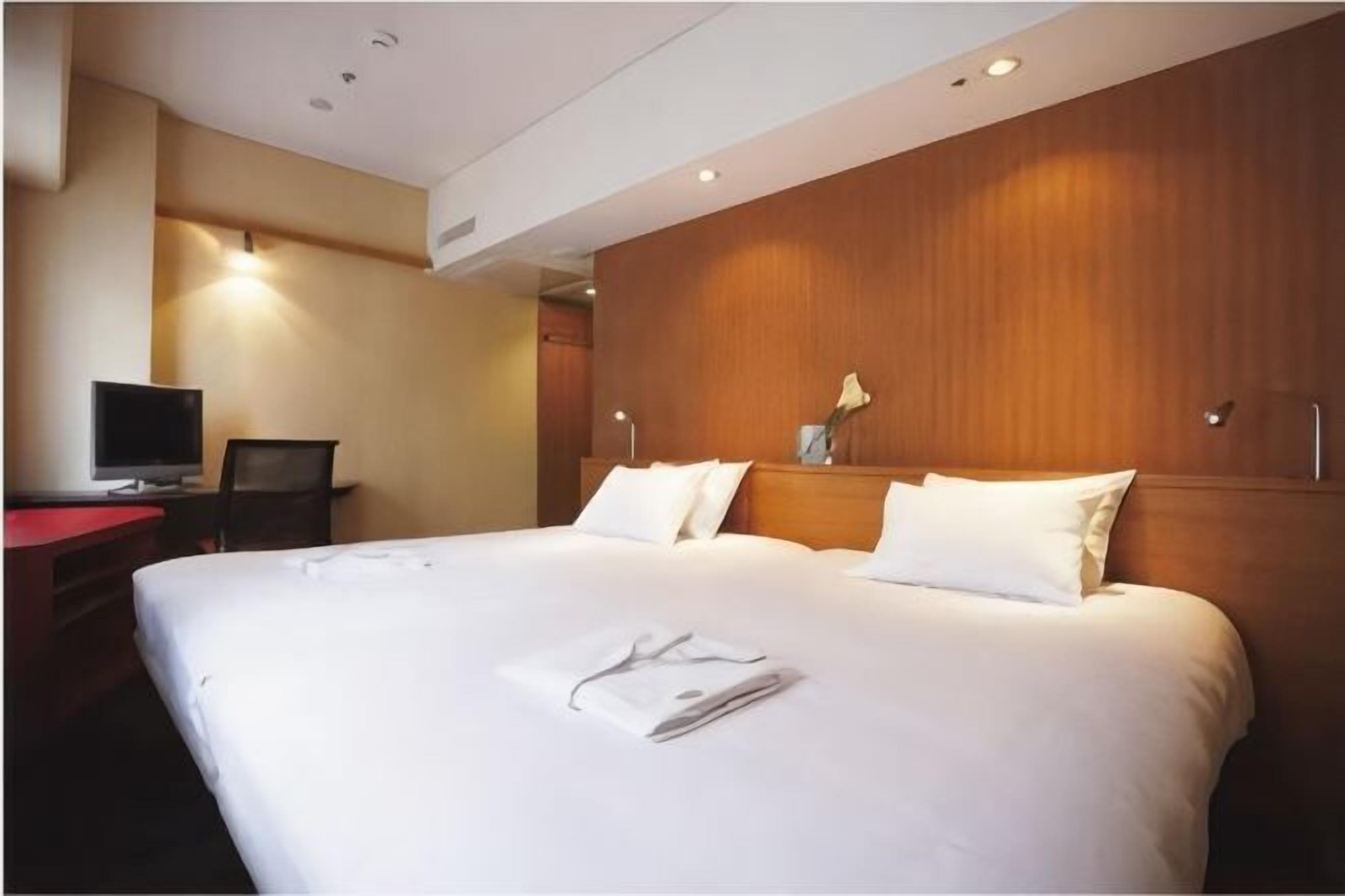 Escritorio, cortinas blackout, wifi gratis y ropa de cama 