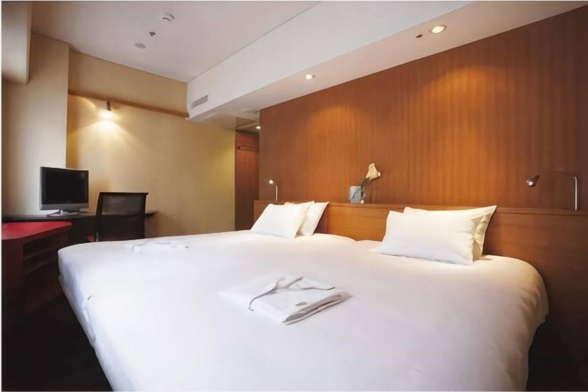 Escritorio, cortinas blackout, wifi gratis y ropa de cama