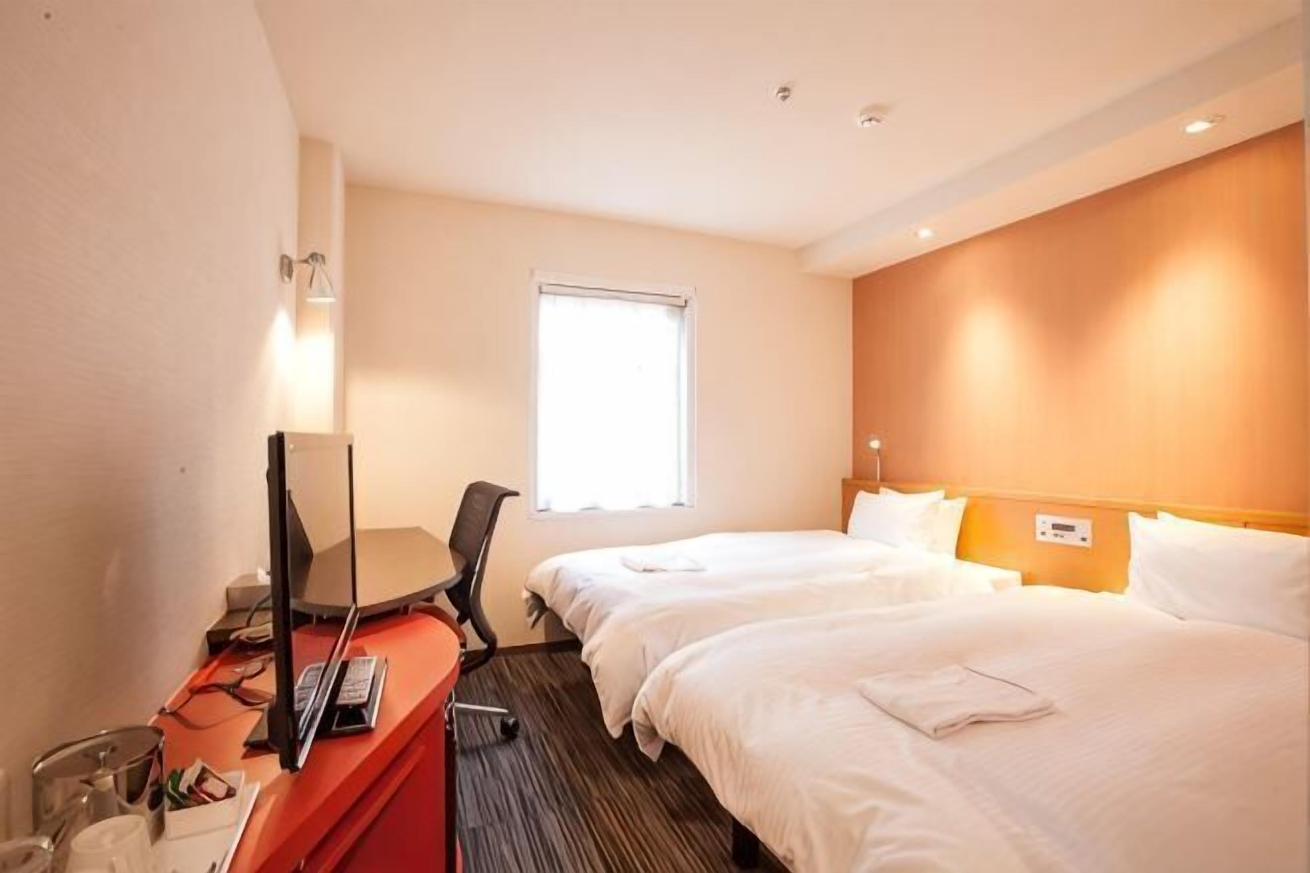 Escritorio, cortinas blackout, wifi gratis y ropa de cama 