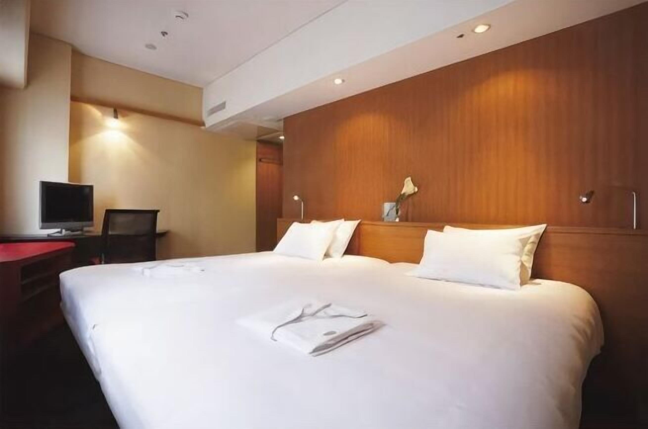 Escritorio, cortinas blackout, wifi gratis y ropa de cama 