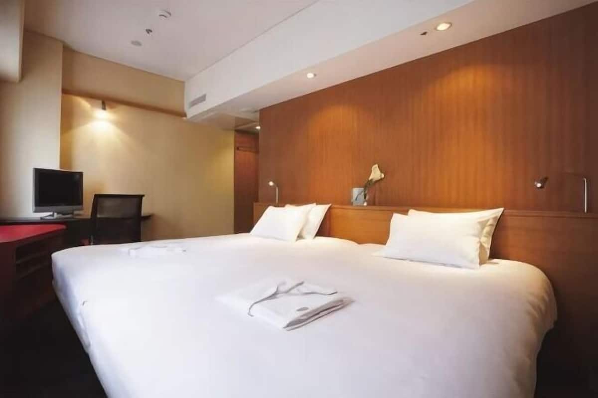 Escritorio, cortinas blackout, wifi gratis y ropa de cama