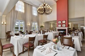 Serveert ontbijt, lunch en diner