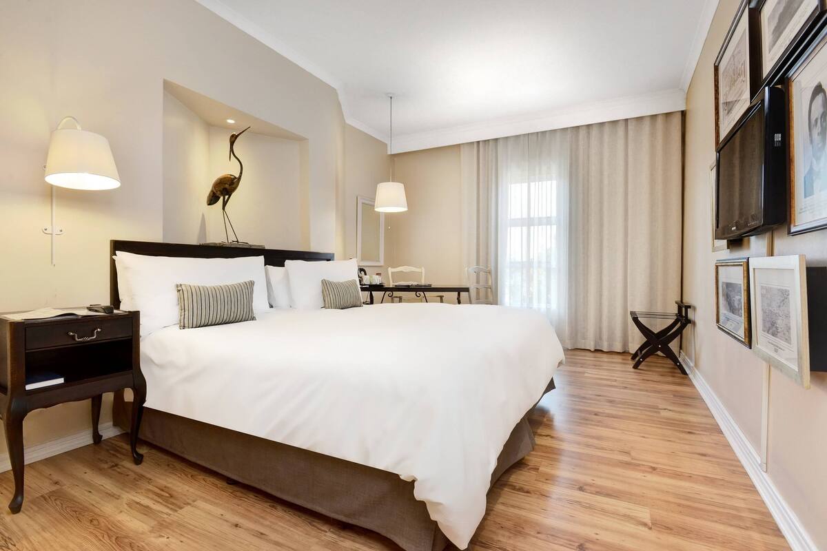 room, 1 king bed, non smoking | 1 bedroom, in-room safe, desk, blackout curtains