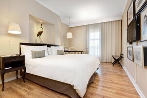 Room, 1 King Bed | In-room safe, desk, blackout drapes, soundproofing