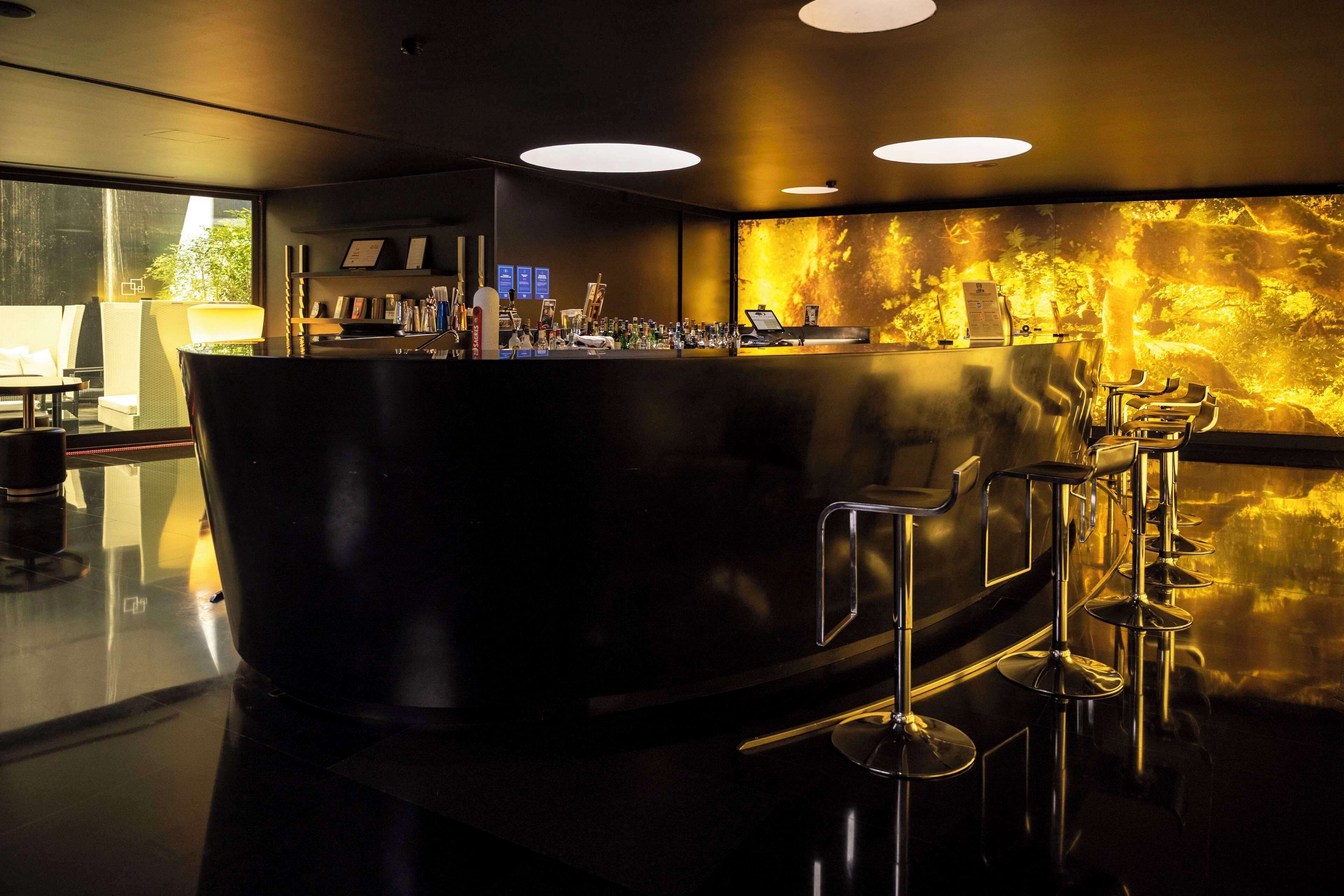 serves lunch and dinner