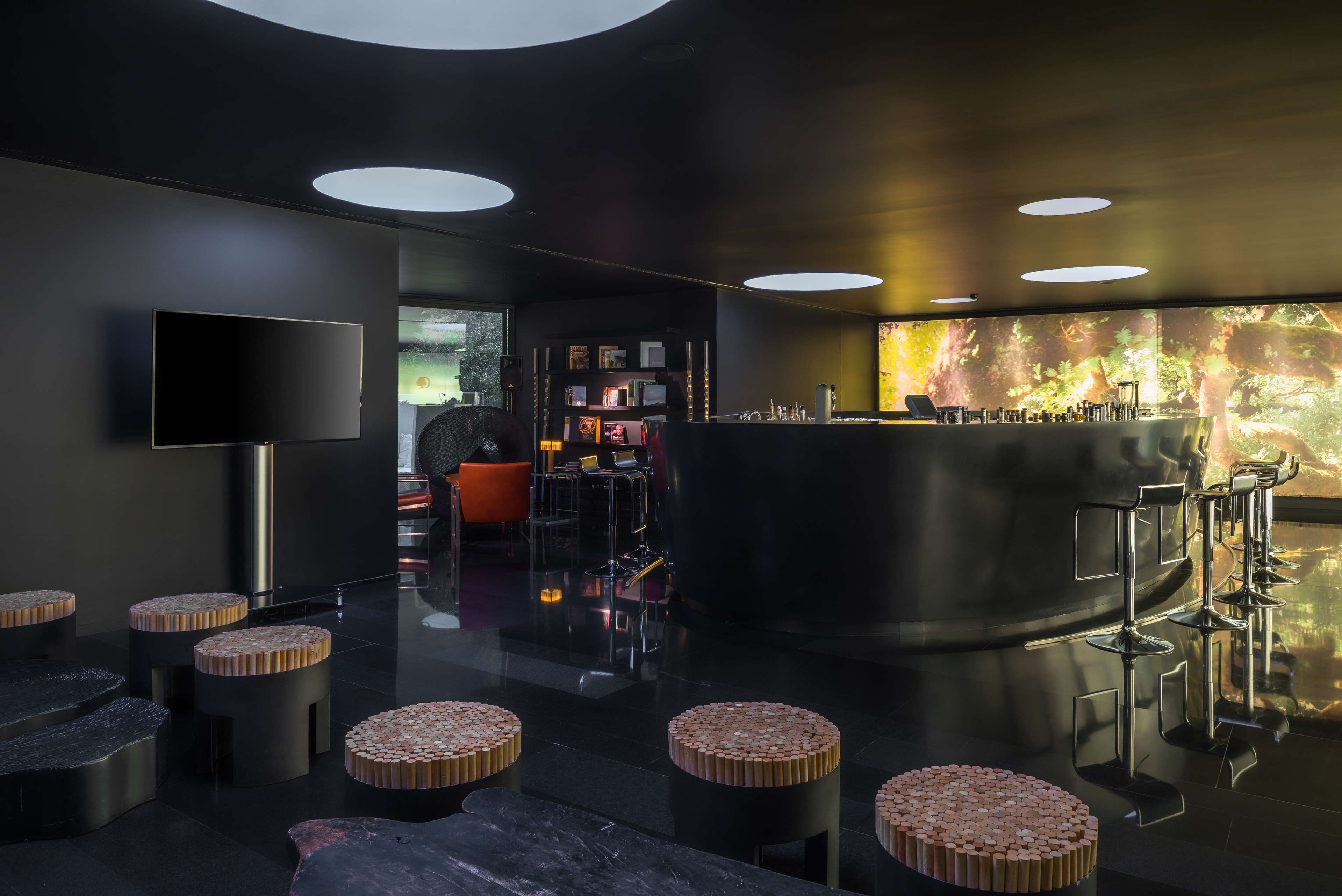 serves lunch and dinner