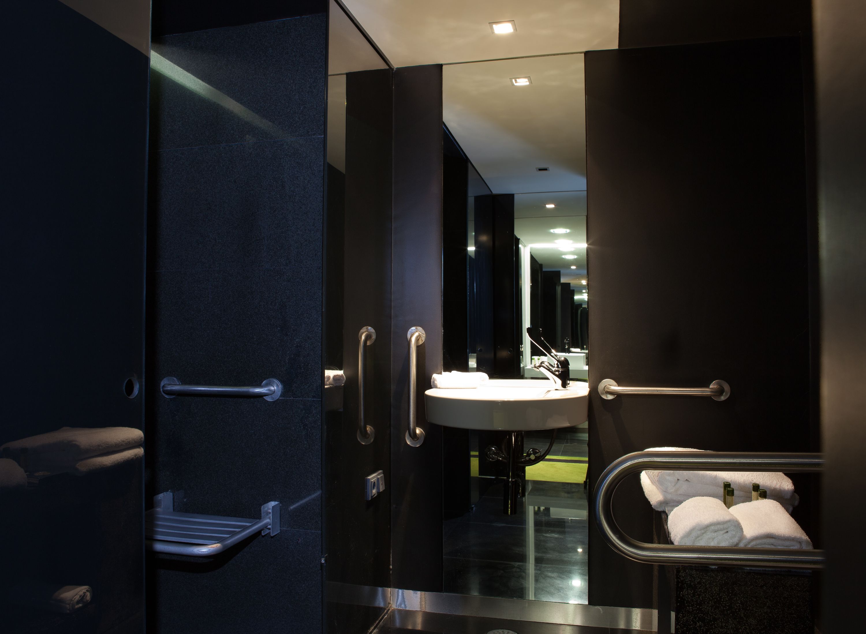 combined shower/bathtub, deep-soaking bathtub, free toiletries