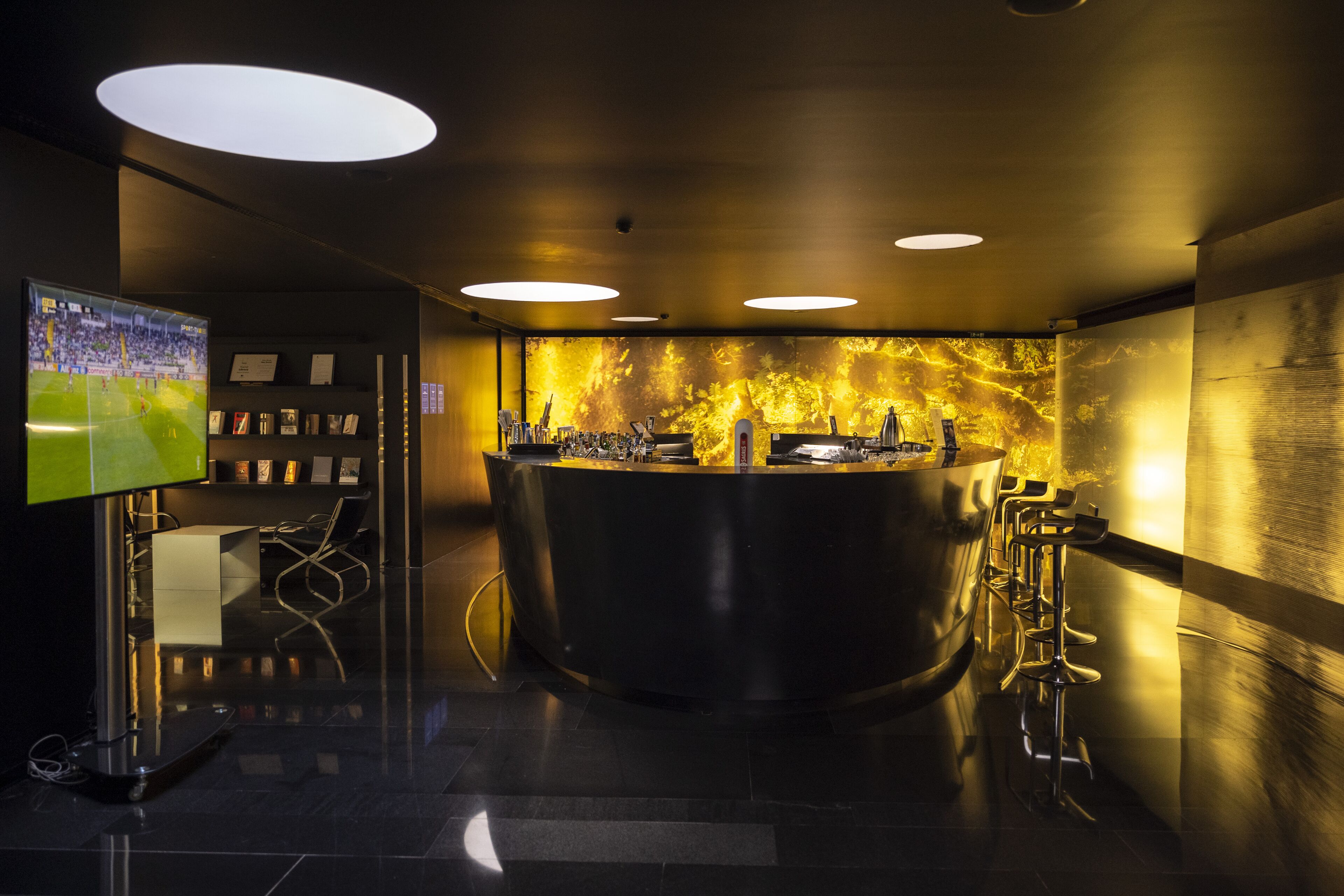 serves lunch and dinner