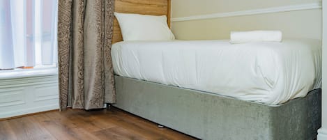 Single Room | Desk, iron/ironing board, free WiFi