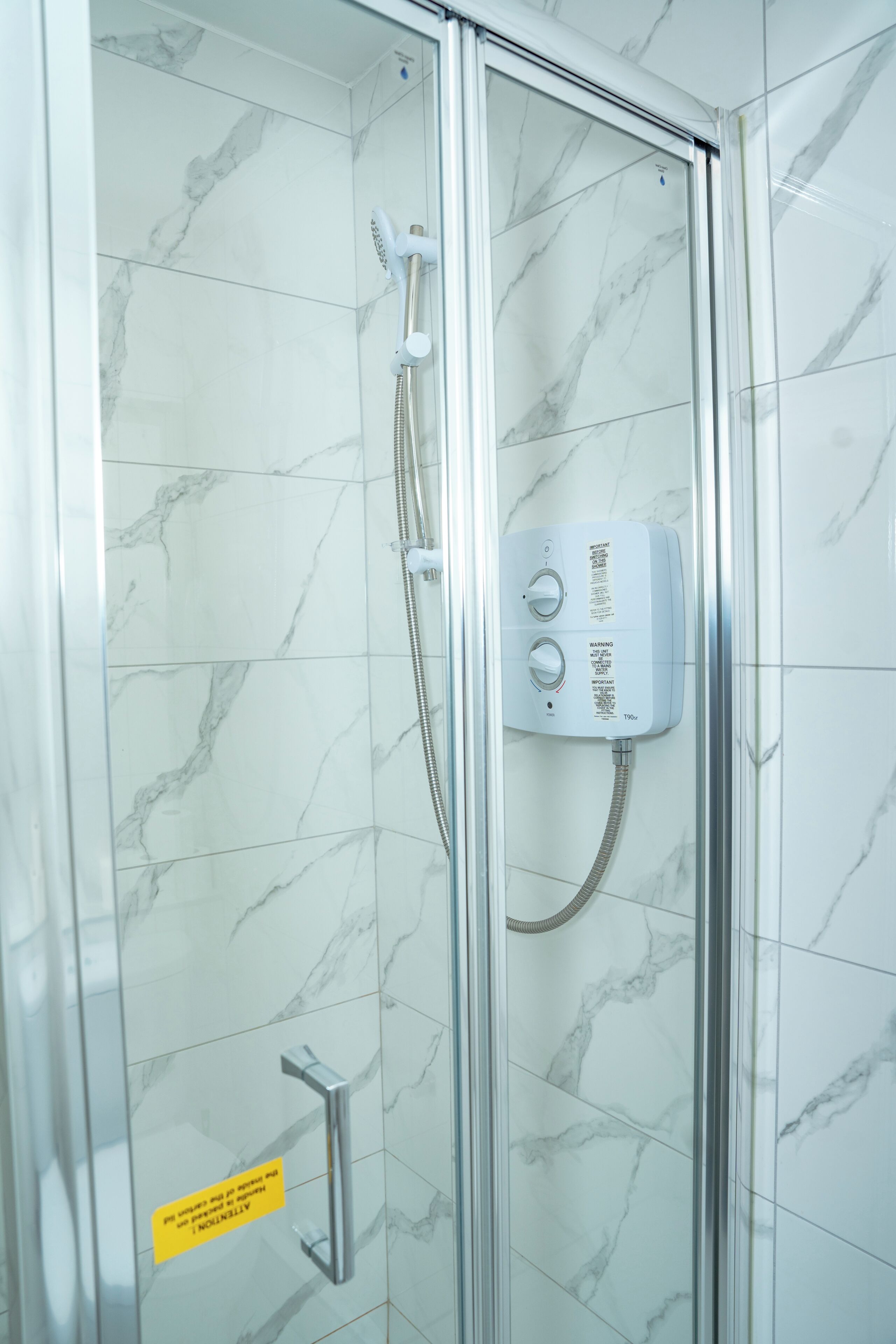 Combined shower/tub, hair dryer, towels