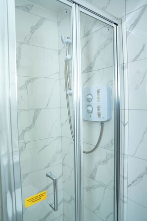 Ducha y bañera combinadas, secador de pelo y toallas