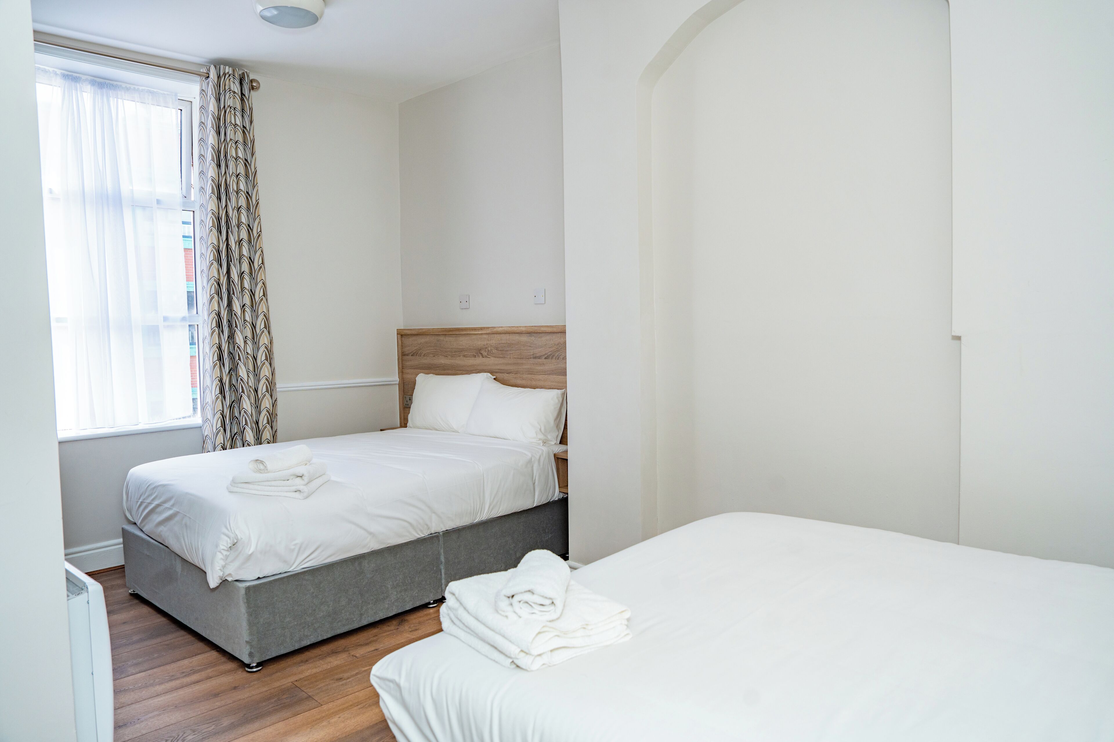 Habitación familiar | Escritorio, tabla de planchar con plancha, wifi gratis