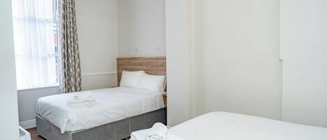 Family Room | Desk, iron/ironing board, free WiFi