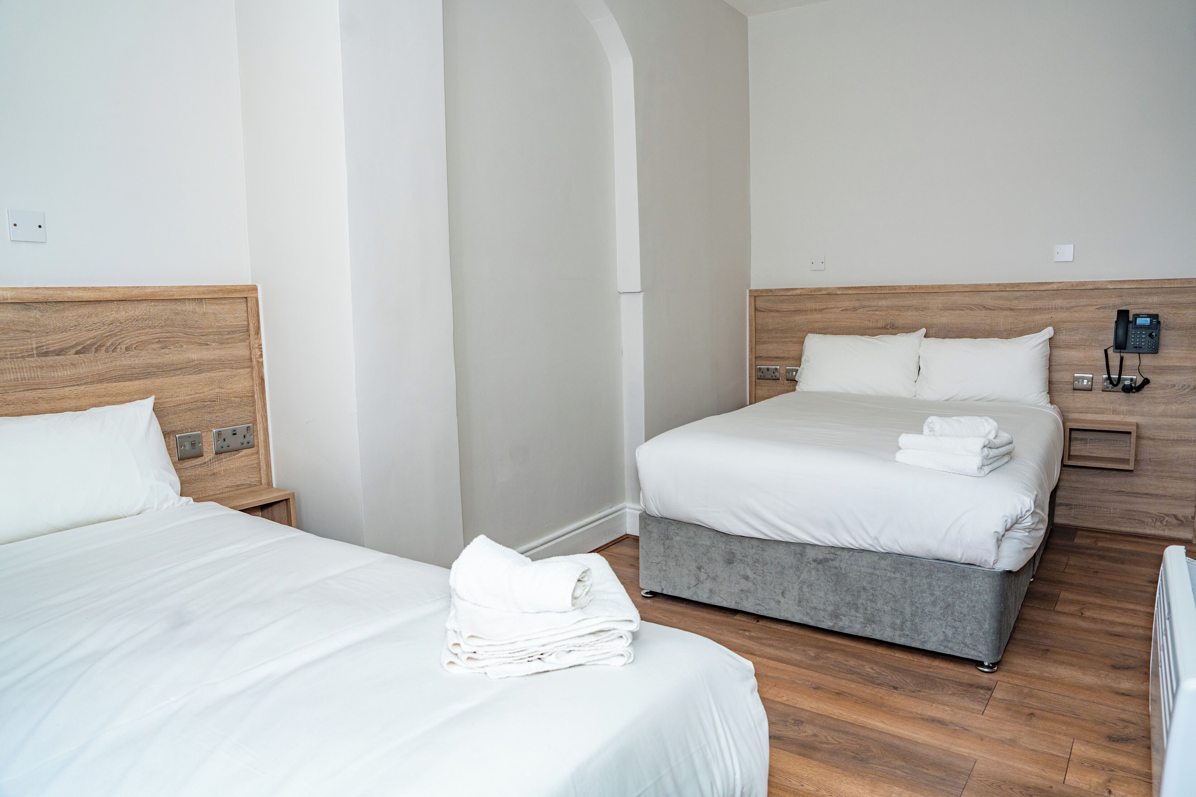 Habitación triple | Escritorio, tabla de planchar con plancha, wifi gratis