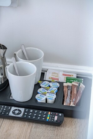 Cafetera o tetera y hervidor eléctrico