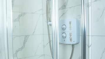 Family Room | Bathroom | Combined shower/bathtub, hair dryer, towels