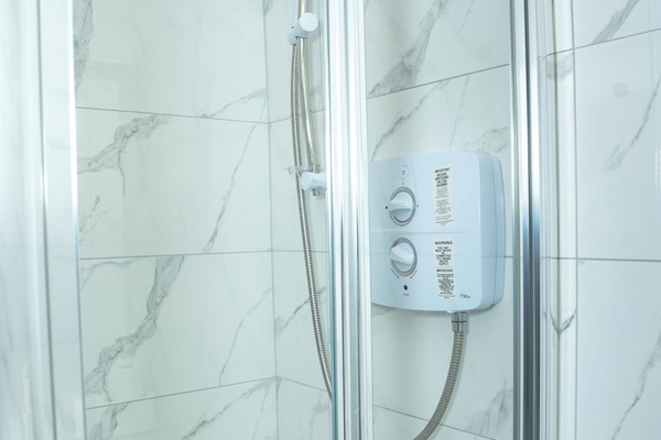 Family Room (1) | Bathroom | Combined shower/tub, hair dryer, towels
