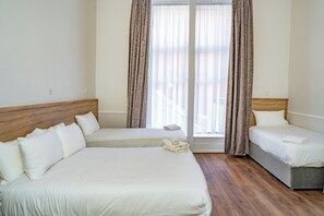 Een bureau, een strijkplank/strijkijzer, gratis wifi