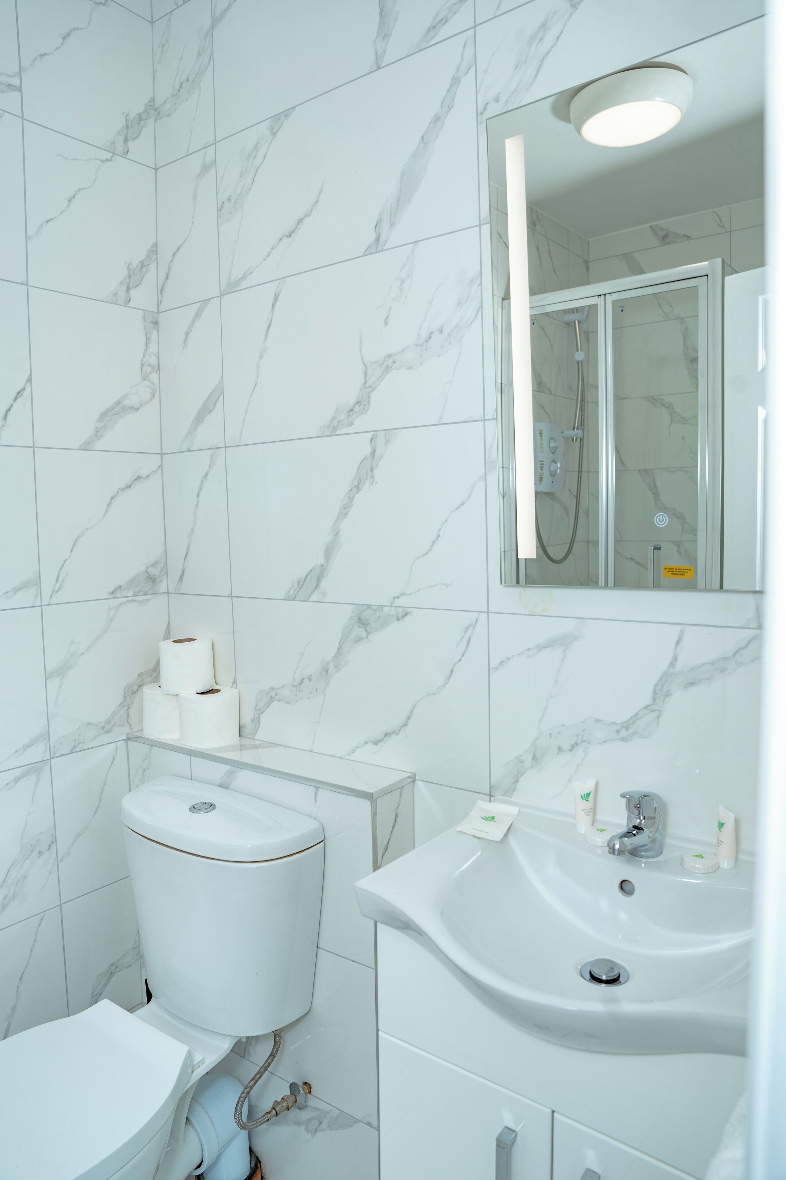 Combined shower/tub, hair dryer, towels