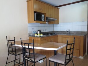 Vila Eksekutif | Dapur kecil pribadi | Microwave (berdasarkan permintaan) dan ketel listrik