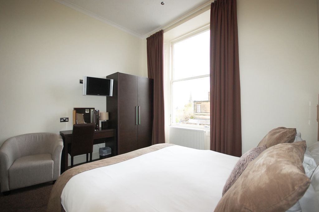 Escritorio, tabla de planchar con plancha, wifi gratis