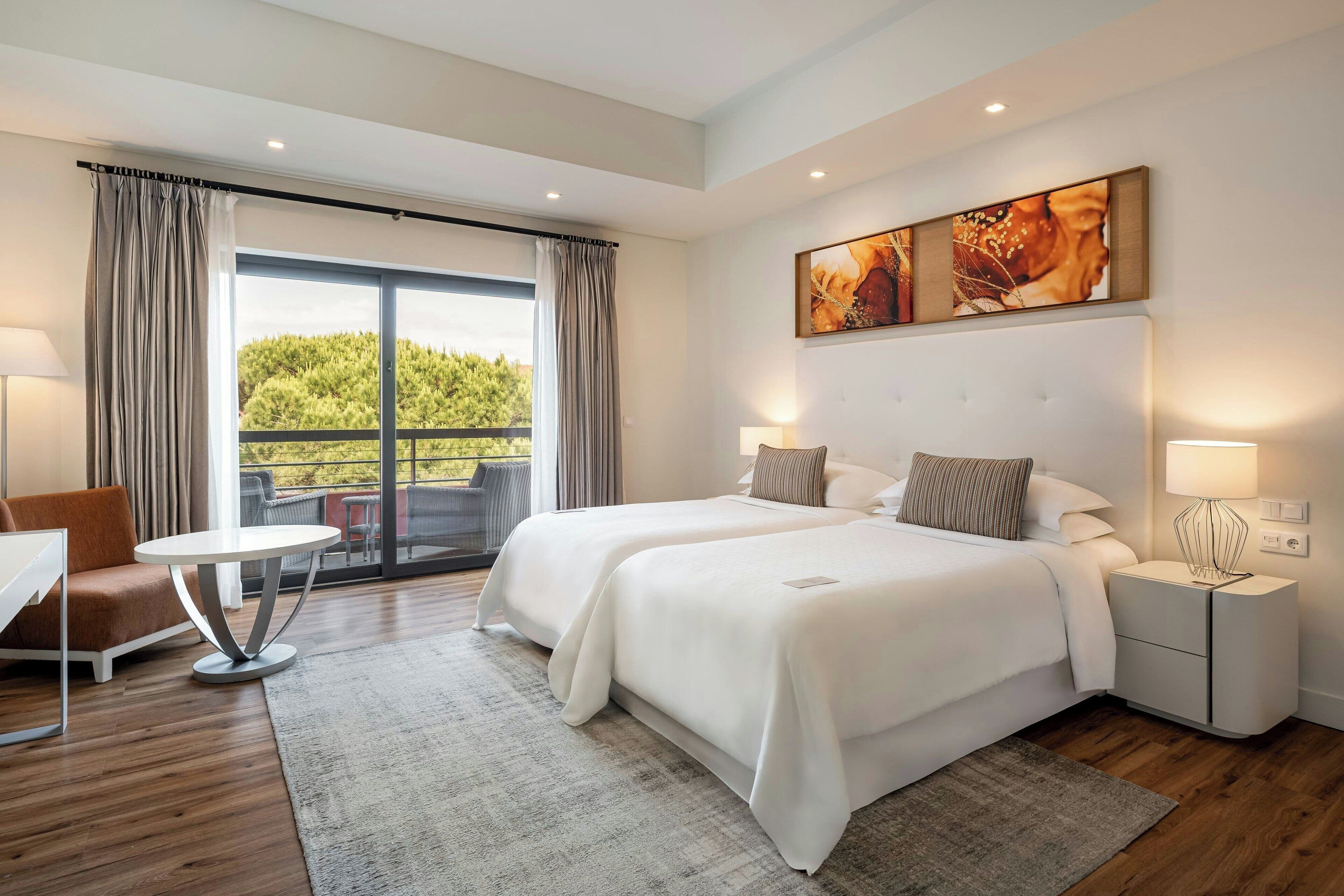 Minibar, caja de seguridad en la habitación y escritorio 