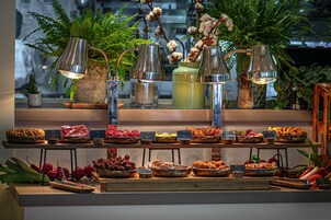 บริการอาหารเช้า อาหารกลางวัน และอาหารเย็น