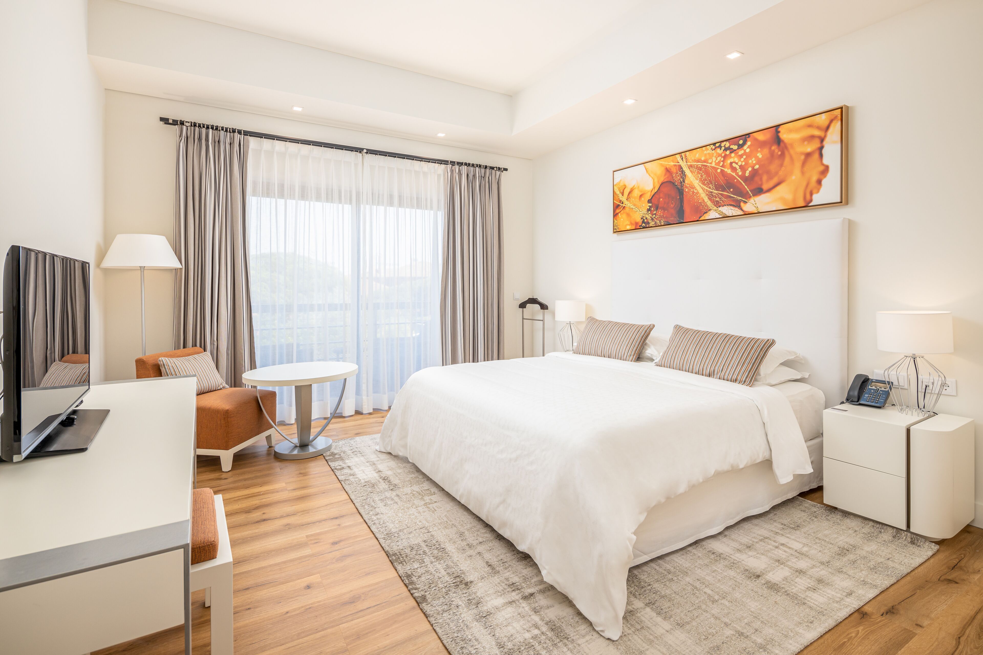 Minibar, coffres-forts dans les chambres, bureau, rideaux occultants