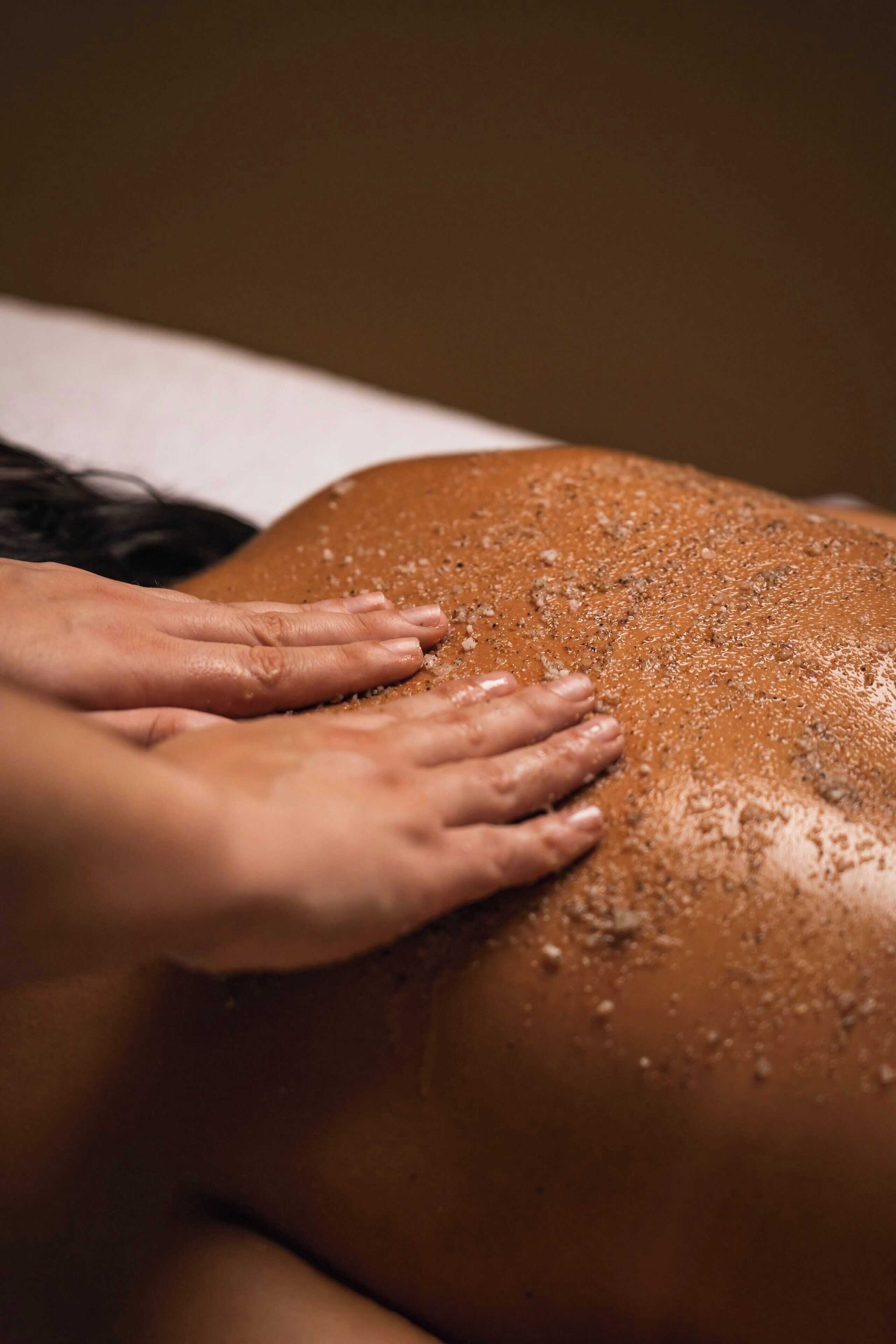 Iemand ontvangt een massage met de nadruk op handen en rug.