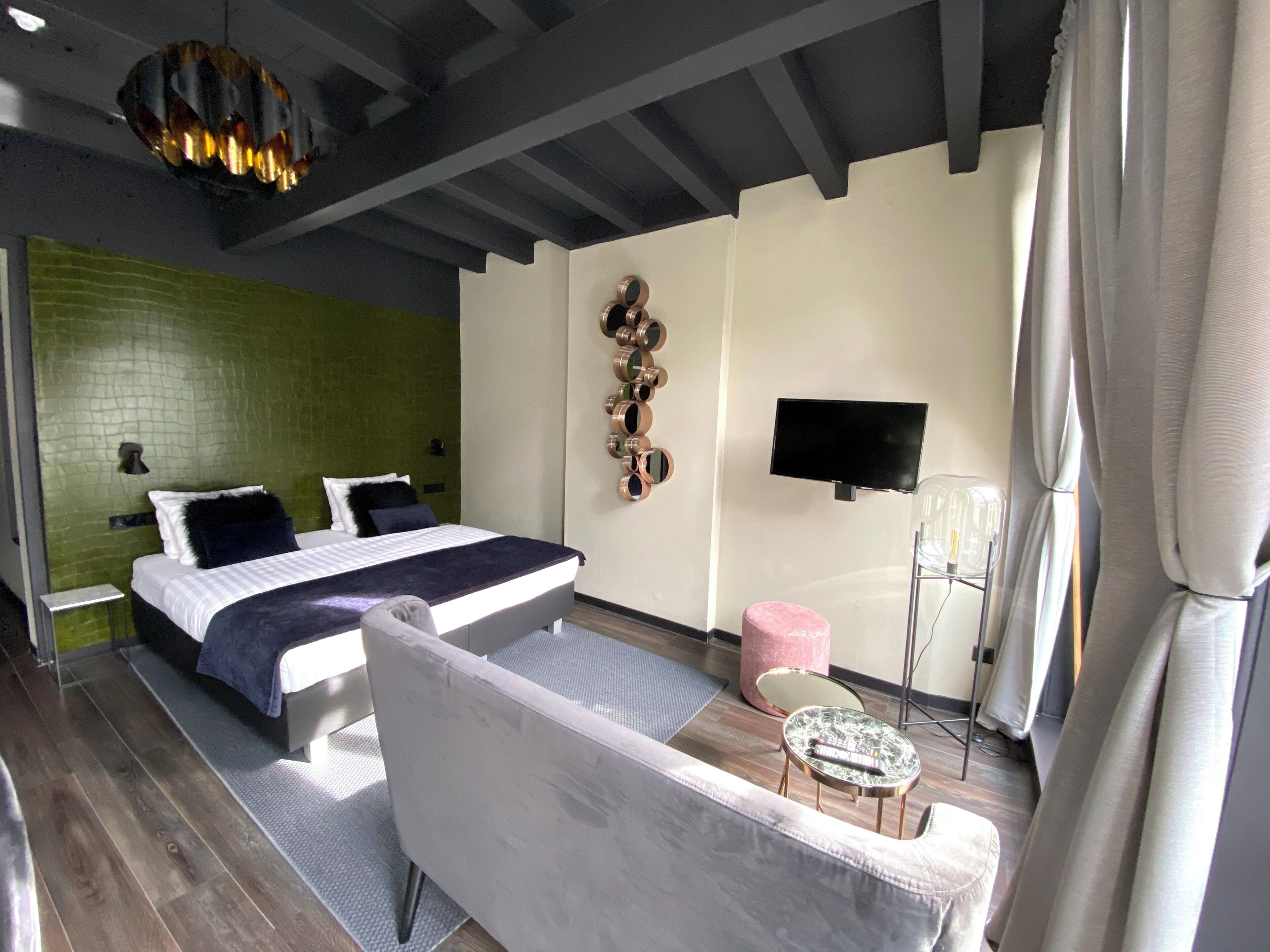 디럭스 스튜디오 | 암막 커튼, 무료 WiFi, 침대 시트