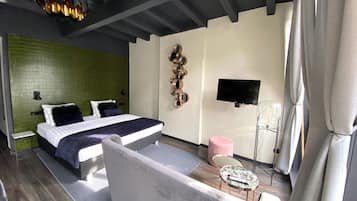 Deluxe Studio | Blackout drapes, free WiFi, bed sheets